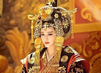 武则天掘开徐茂公的坟，却只挖出十个木人，大怒道：真是老奸巨猾