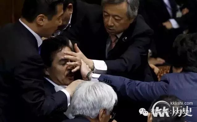 中国今天在纪念九一八 安倍在做一件事