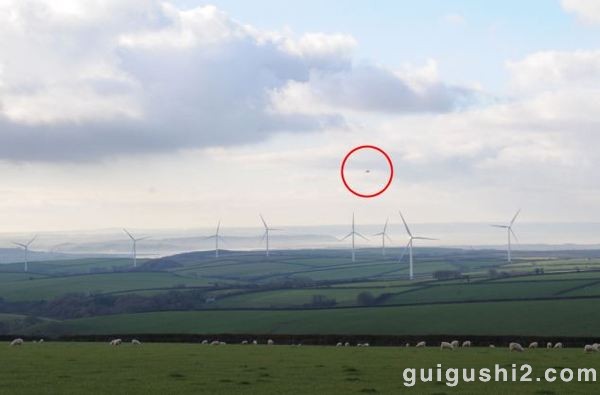 英国上空惊现神秘UFO