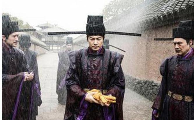 犯人刚要行刑,皇帝问:你叫什么