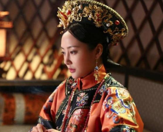 她原本是乾隆的一个小妾，后来地位比皇后还高了