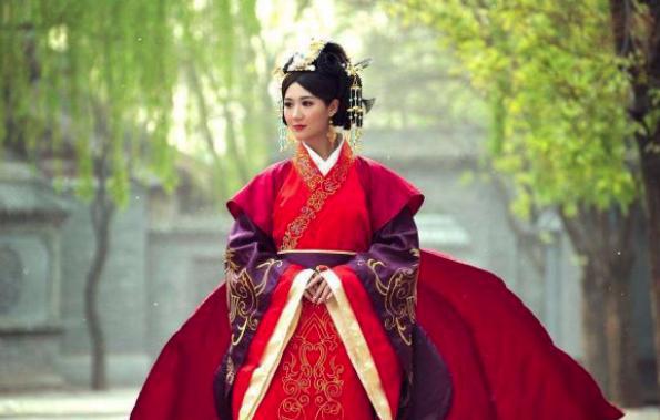 皇帝去姐姐家玩看上一女子,为了娶她送姐姐千两黄金