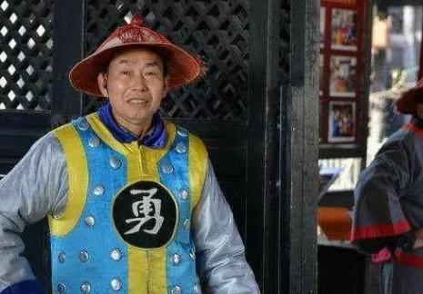 为何清军衣服上有的写着“兵”有的写着“勇”