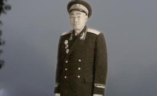 苏联顾问批评胡炳云什么，他站起来扭头扭头就走