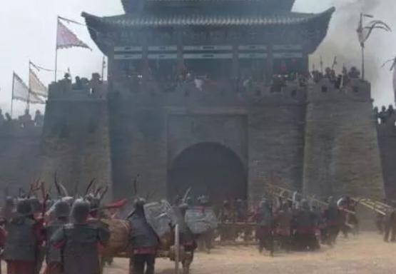 为何守城士兵不推倒梯子，反而费力举石头砸
