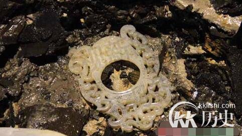 南昌西汉海昏侯墓主椁室发现精美饰物：龙凤韘形佩
