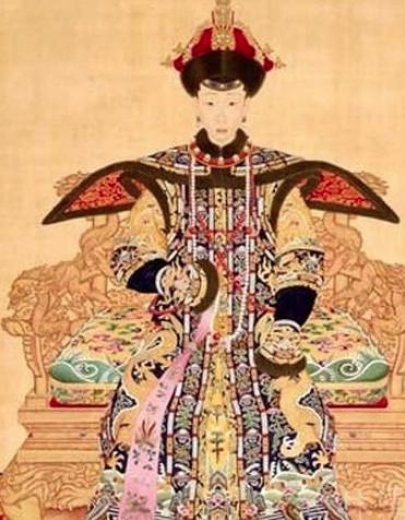 她是乾隆从江南带回的女人,皇后却因她被废