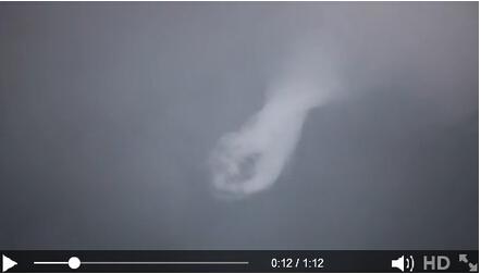 英国男子拍到上帝之手从天而降