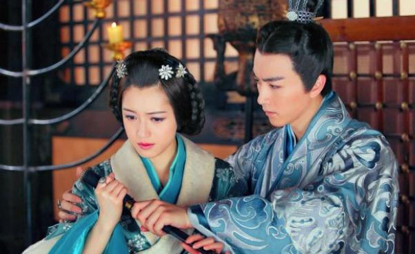 钩弋夫人天生紧握拳头无人能开,为何汉武帝一摸就开