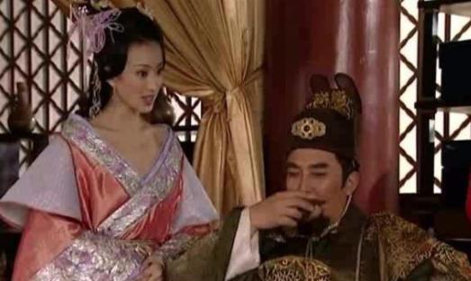 朱元璋吃饭时菜里有头发,厨子马上取下帽子说:我没头发