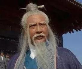 皇帝故意刁难这一家族，御赐2个梨让900人分着吃，结果让皇帝佩服