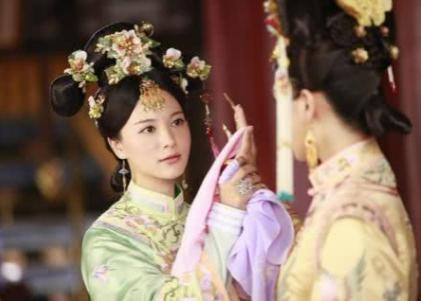 平妃不到十岁被康熙纳入后宫，她死后的封号是什么