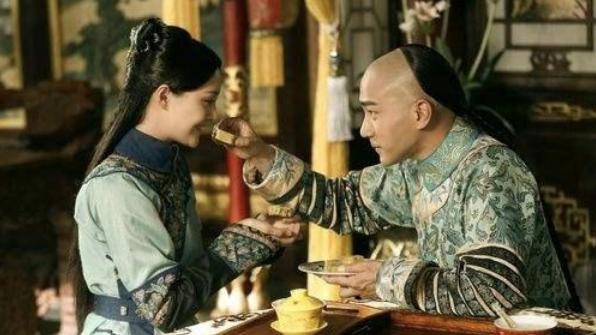 她不到十岁被康熙纳入后宫,生下六胎备受宠爱