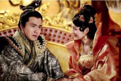 她倒贴嫁给一个穷小子，生了4个孩子都是帝王