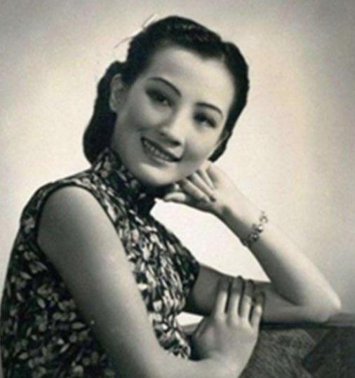她是民国时期曾风靡歌坛的绝代佳人，生下孩子却没人要