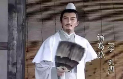 他被曹操比作猪狗 他投降之后又是什么下场