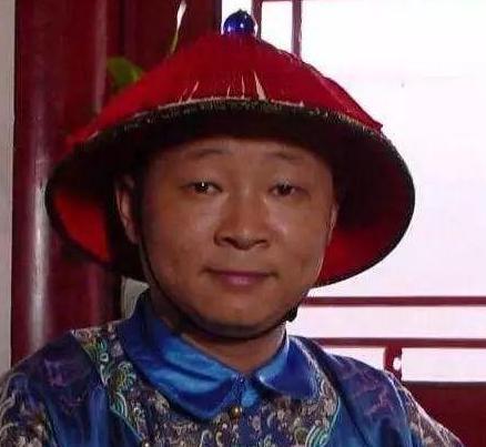 他是清朝时期的一个小小的知县 因为得罪皇帝身边的太监而连升三级