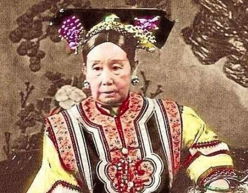 她是晚清的一位公主,曾伺候过慈禧沐浴
