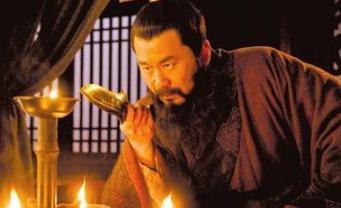 被后世史书歪曲的“枭雄”,曹操有什么是刘备都自愧不如的