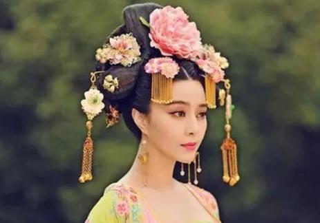 古代的有一种刑罚，不疼但很屈辱，上官婉儿受刑后，竟妖艳不少