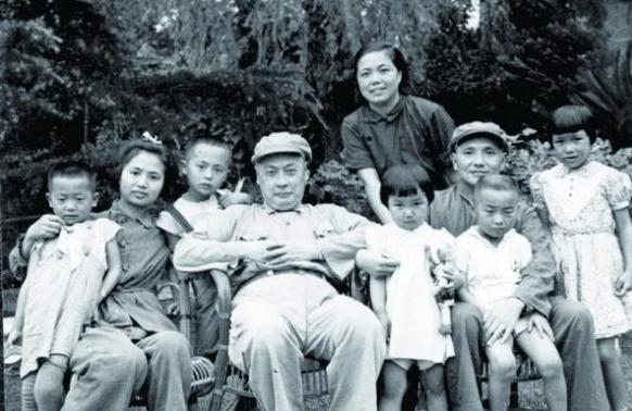 老照片:陈毅元帅和妻子张茜的恩爱合影