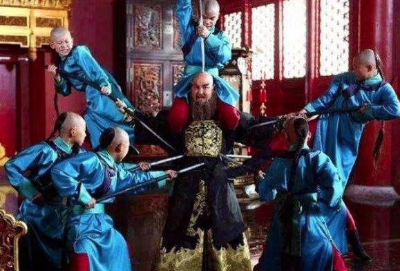 康熙正要杀鳌拜之时,他做了什么逃过一劫