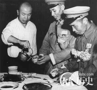 哪位大将的警卫与许世友比武将许世友丢翻
