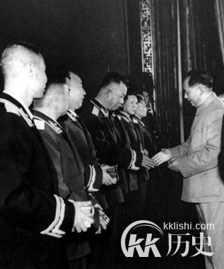 哪位大将的警卫与许世友比武将许世友丢翻
