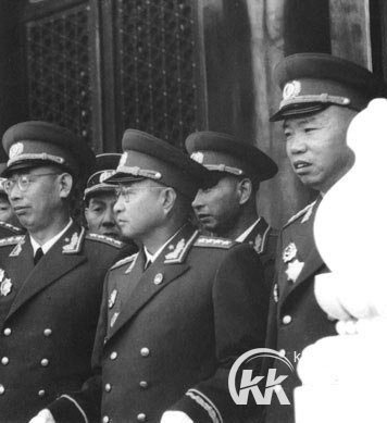 哪位大将的警卫与许世友比武将许世友丢翻
