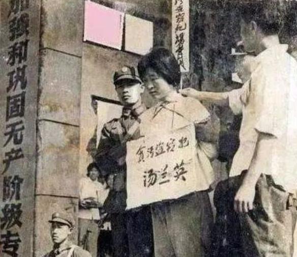 我国近代史上贪污金额最大的女贪污犯汤兰英,7个男人迷恋她到不能自拔