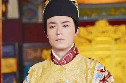 因和公主相爱被太监群殴，又被皇帝将其父母官职罢免！