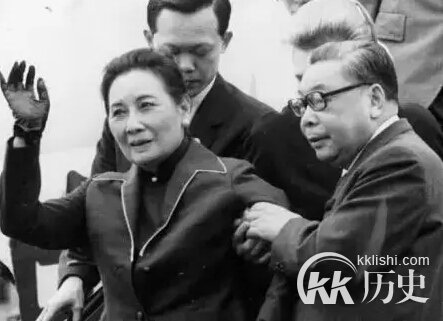 蒋介石死讯传来，毛泽东为何一脸凝重？说三个字