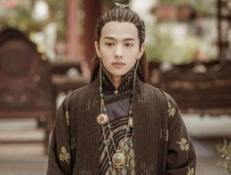乾隆对嘉庆不放心,留下一人辅佐他