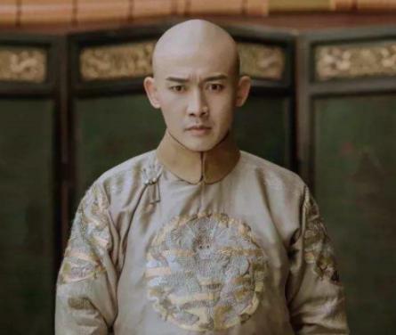 乾隆对嘉庆不放心,留下一人辅佐他