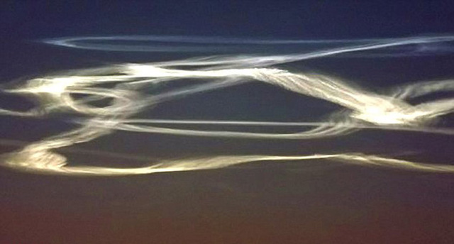 西伯利亚上空惊现神秘轨迹
