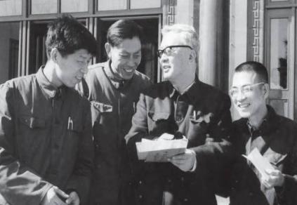 一代伟大数学家陈景润 在成才的道路上都遇到什么样的事情