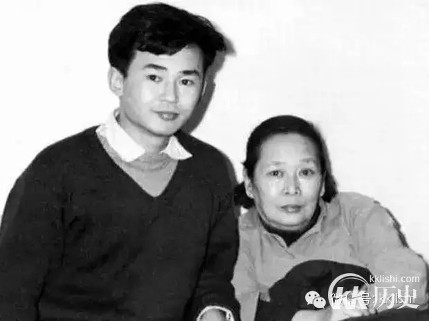 开国大典上站在毛泽东周恩来身后的神秘女人是谁?