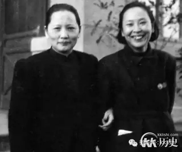 开国大典上站在毛泽东周恩来身后的神秘女人是谁?