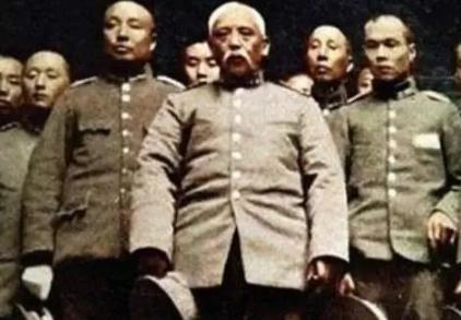 此人不愿当官回家隐居，袁世凯用计将他强行带到北京，授上将军衔