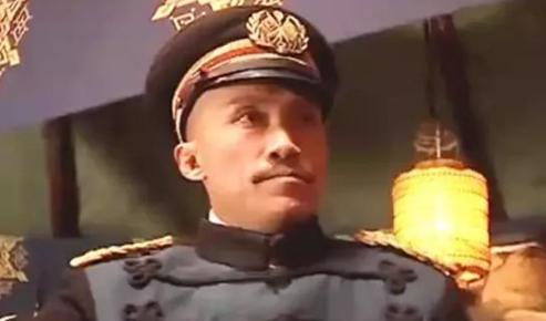 此人不愿当官回家隐居，袁世凯用计将他强行带到北京，授上将军衔