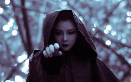 陈阿娇和女巫楚服两人之间有什么联系 白天是女巫,晚上大变身