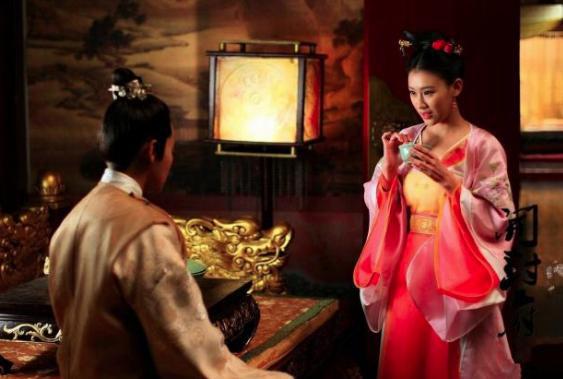 皇后扇了皇帝耳光,被废两年后竟然去世