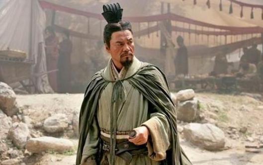曹操礼贤下士,为何关羽不吃这套执意跟随刘备