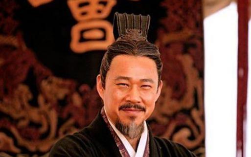 曹操礼贤下士,为何关羽不吃这套执意跟随刘备