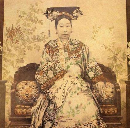 慈禧的生活到底有多奢靡 光一顿饭就100多个菜
