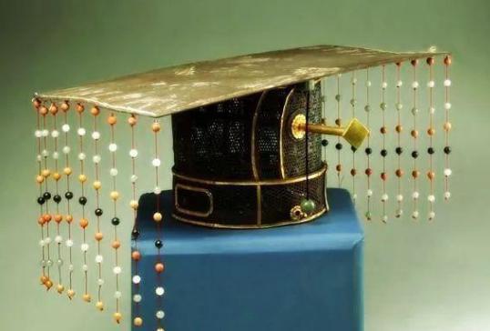 皇帝的帽子上为甚要挂帘子呢