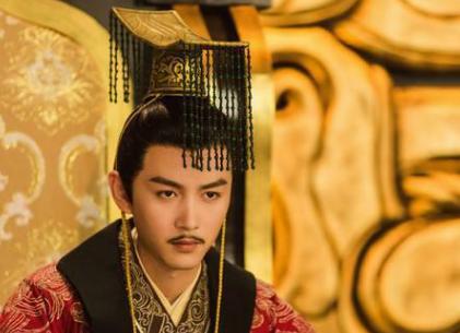 皇帝的帽子上为甚要挂帘子呢