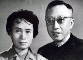 老年溥仪被带回皇宫,看到龙椅沉默良久,幽幽感叹