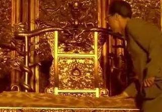 老年溥仪被带回皇宫,看到龙椅沉默良久,幽幽感叹