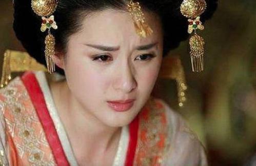 她本是先帝妃子,后来嫁给儿子自杀身亡